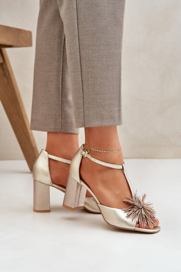 Leren sandalen met hakken en ornamenten Laura Messi 2758 gouden kleur