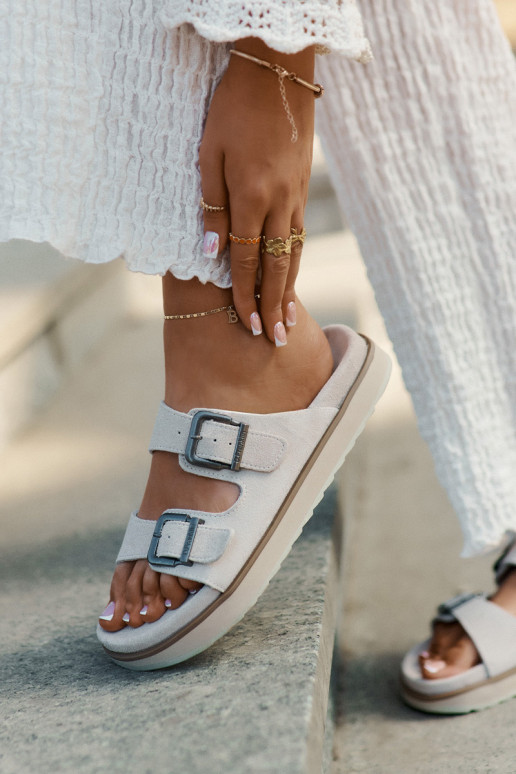 Dames suède pantoffels met gespen D.Franklin DFSH405001 beige Dames suède pantoffels met gespen D.Franklin DFSH405001 beige