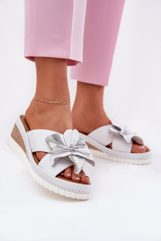 Leren pantoffels Dames Op de INig Met sierlijk Een bloem Artiker 54C0538 INit-zilvere kleur Leren pantoffels Dames Op de INig Met sierlijk Een bloem Artiker 54C0538 INit-zilvere kleur