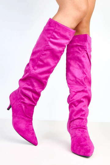 Paarse suède laarzen op... 2