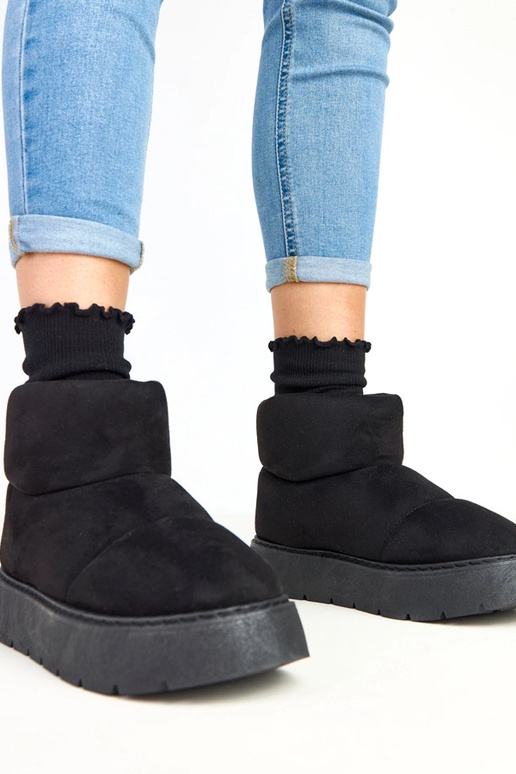 Zwarte gevoerde sneeuwlaarzen op...