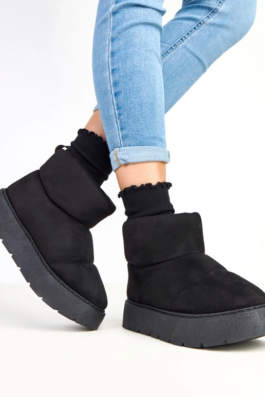 Zwarte gevoerde sneeuwlaarzen op...