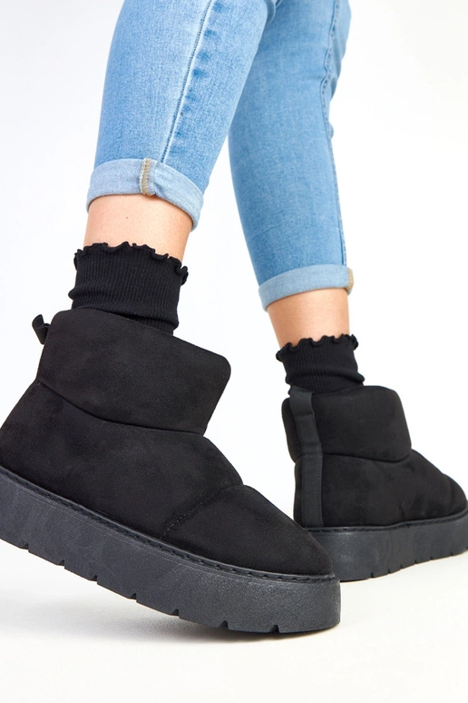 Zwarte gevoerde sneeuwlaarzen op...