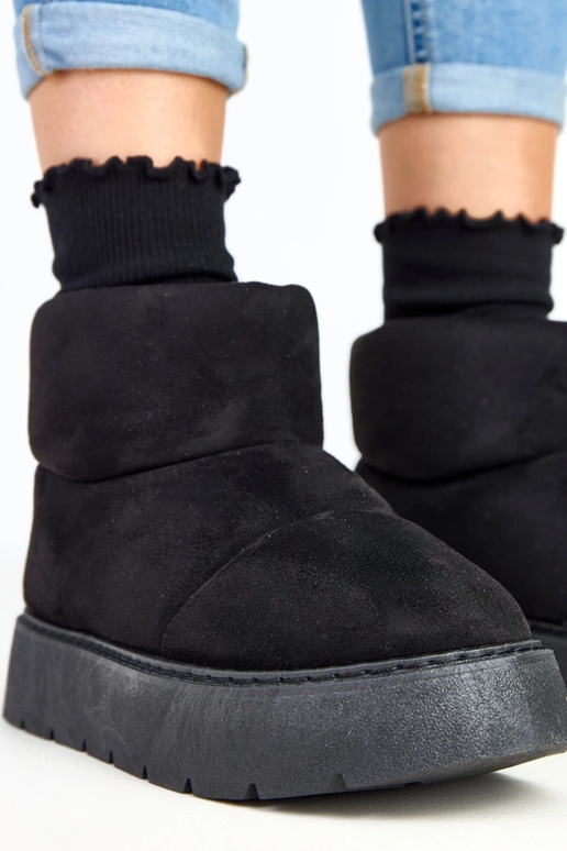 Zwarte gevoerde sneeuwlaarzen op...