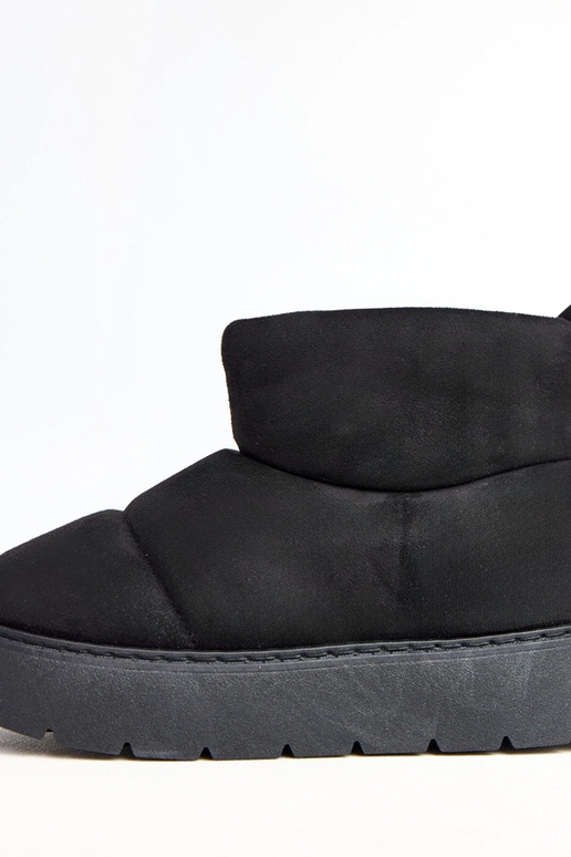 Zwarte gevoerde sneeuwlaarzen op...