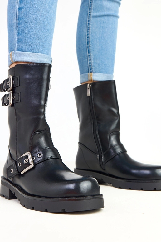 Zwarte enkellaarsjes op een platform... Zwarte enkellaarsjes op een platform...