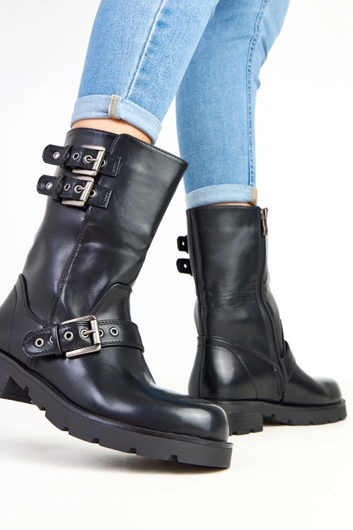 Zwarte enkellaarsjes op een platform... Zwarte enkellaarsjes op een platform...