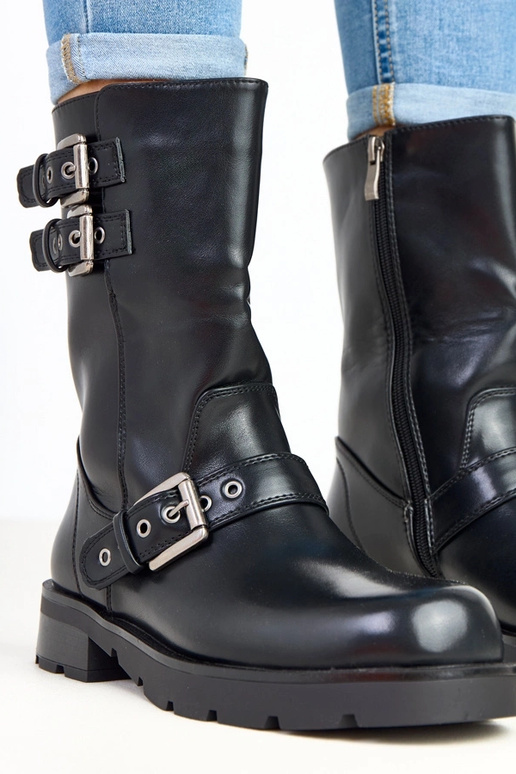 Zwarte enkellaarsjes op een platform... Zwarte enkellaarsjes op een platform...