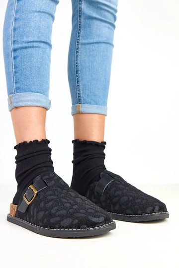 Zwarte dames slippers op...