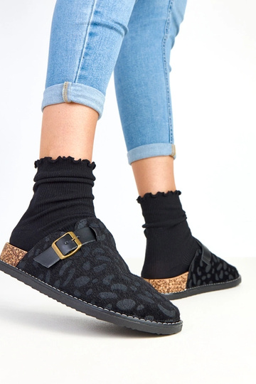 Zwarte dames slippers op een kurken platform, versierd met een luipaardpatroon Diane 2