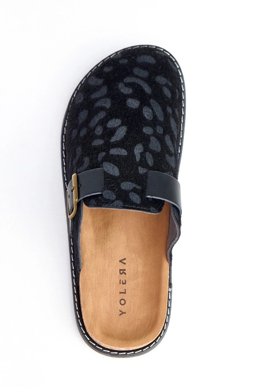 Zwarte dames slippers op een kurken... Zwarte dames slippers op een kurken...