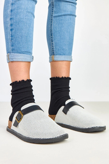 Zwarte slippers op een...