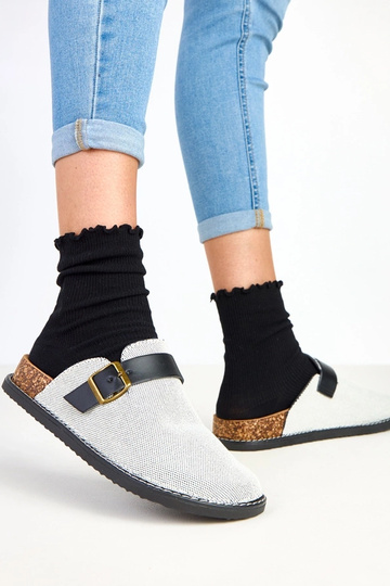 Zwarte slippers op een kurken platform met een gesp Polly 2