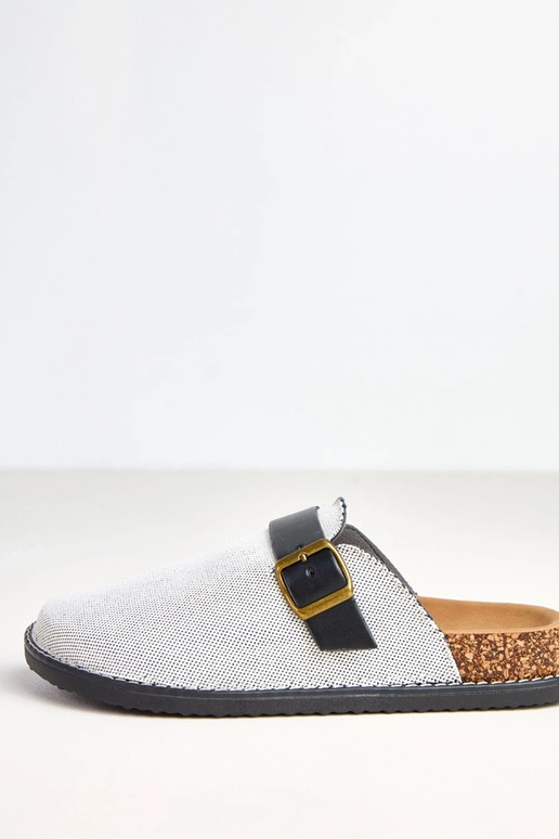 Zwarte slippers op een kurken... Zwarte slippers op een kurken...