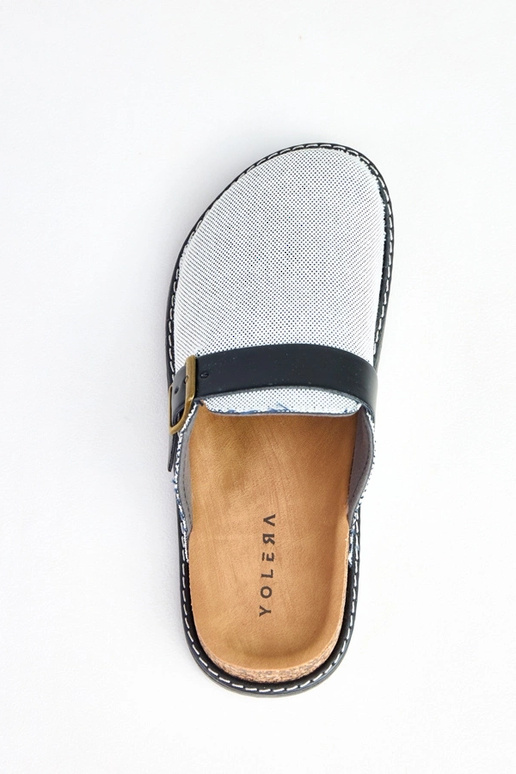 Zwarte slippers op een kurken... Zwarte slippers op een kurken...