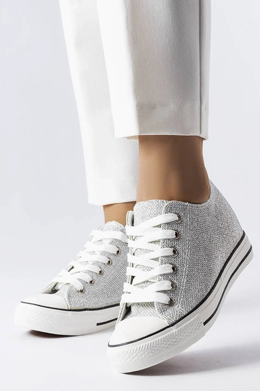 Zilveren glanzende sneakers met... Zilveren glanzende sneakers met...