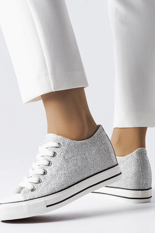 Zilveren glanzende sneakers met... Zilveren glanzende sneakers met...