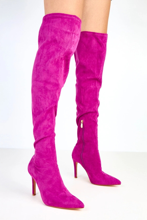 Paarse hoge laarzen met hakken boven... Paarse hoge laarzen met hakken boven...