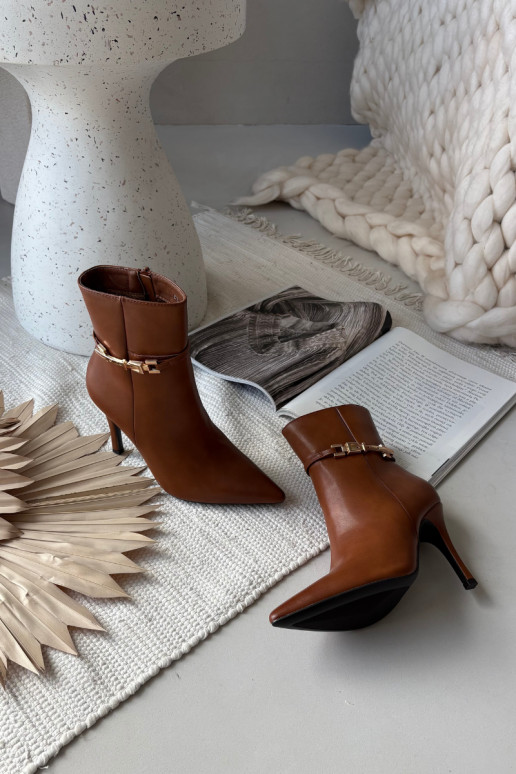 Bruine gevoerde dames enkellaarsjes met dunne hakken, bandjes en gouden elementen „Bellisse"