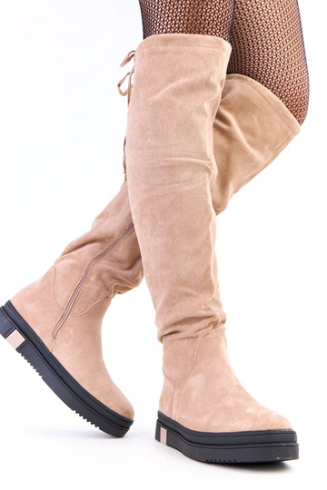 Zandkleurige schoenen op een plateau Barissa 2