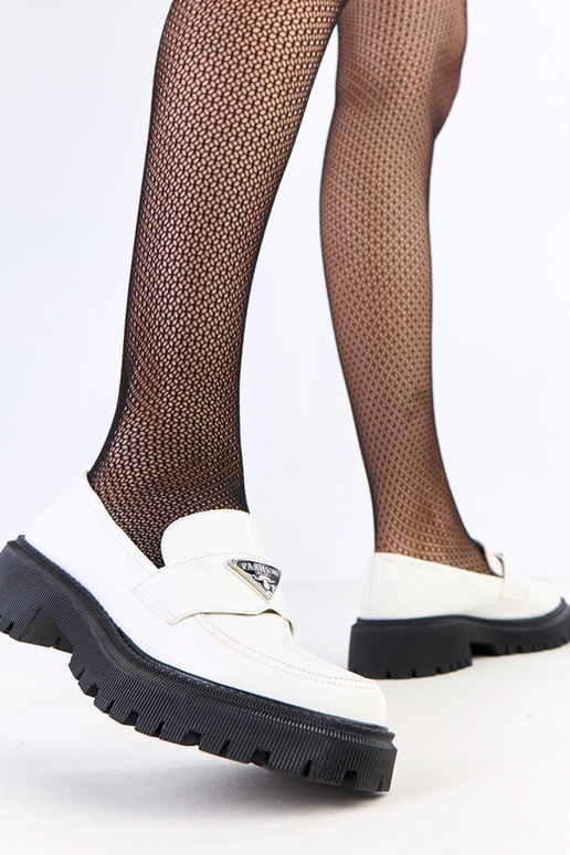 Witte dames mocassins met een metalen...