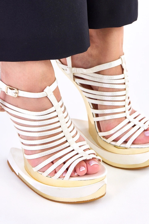 Zandkleurige sandalen op...