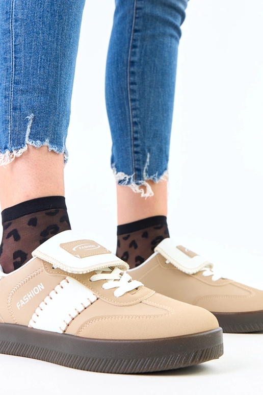 Bruine sportieve schoenen op plateau...