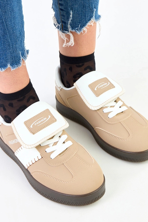 Bruine sportieve schoenen op plateau...