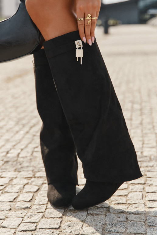 Dames lange laarzen met platform, met bandjes en zilveren details, in zwart Korivelle Dames lange laarzen met platform, met bandjes en zilveren details, in zwart Korivelle