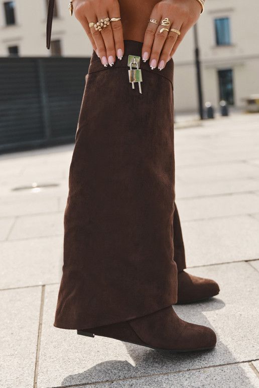 Dames lange laarzen op platform met bandjes en zilveren details in chocolade kleur Korivelle