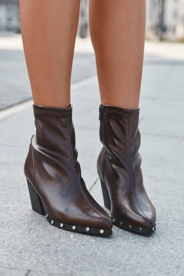 Bruine cowboy-stijl dames enkellaarsjes van ecologische leer met hakken Abrielle 2