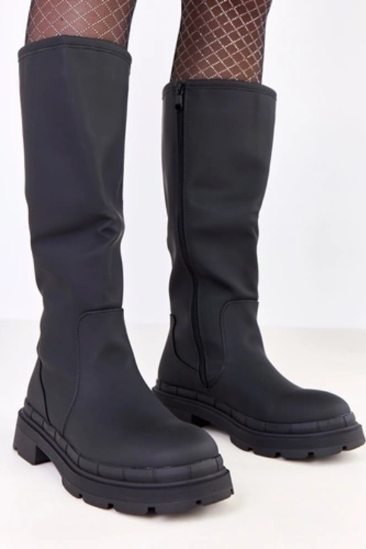 Zwarte lange laarzen van kunstleer...