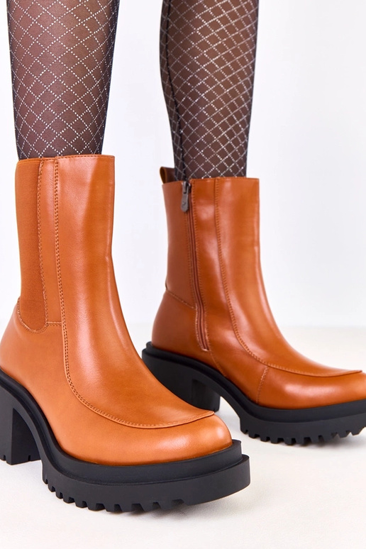 Bruine enkellaarsjes op een blokhak...