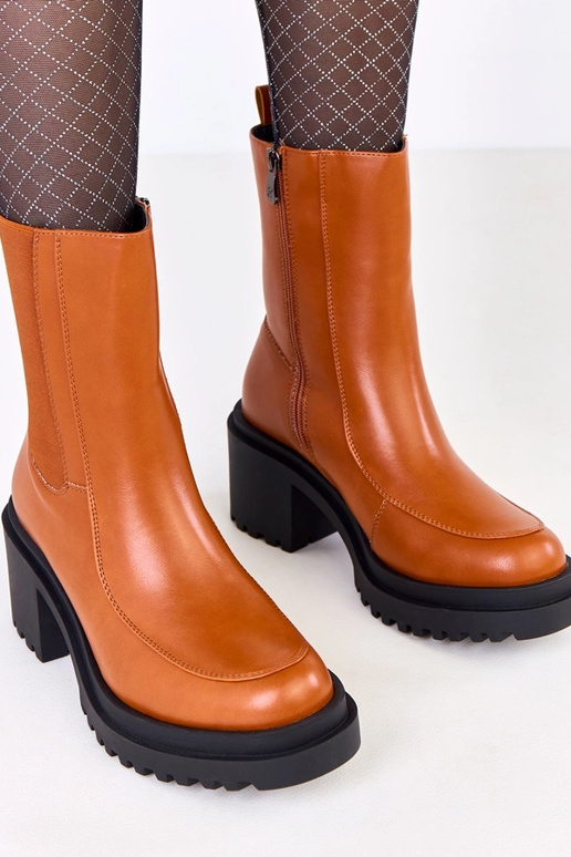 Bruine enkellaarsjes op een blokhak...