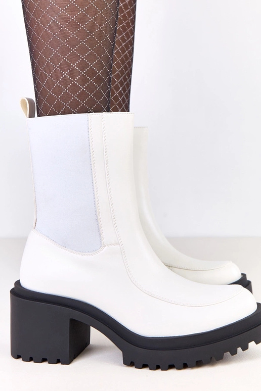 Witte enkellaarsjes op een blokhak...