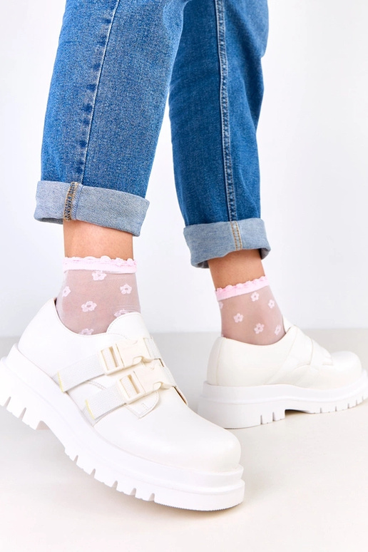 Witte dames schoenen op platform...