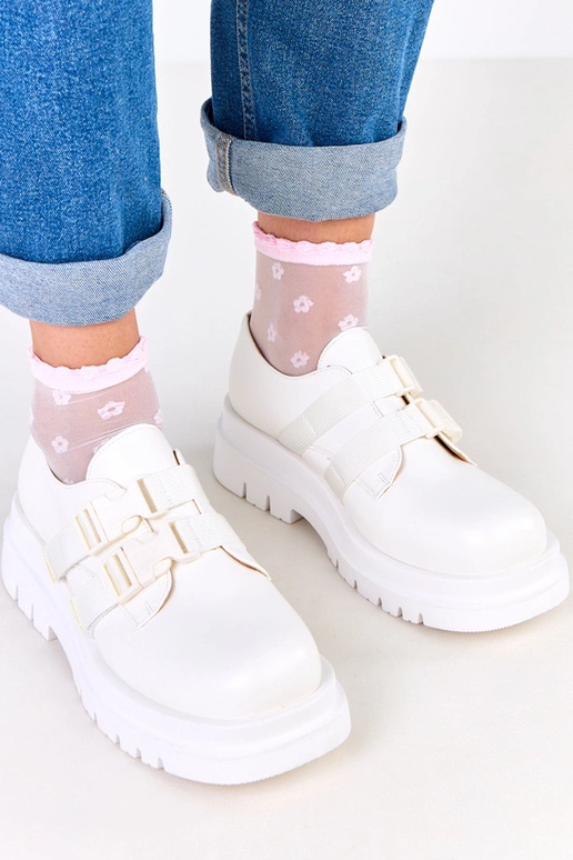 Witte dames schoenen op platform...