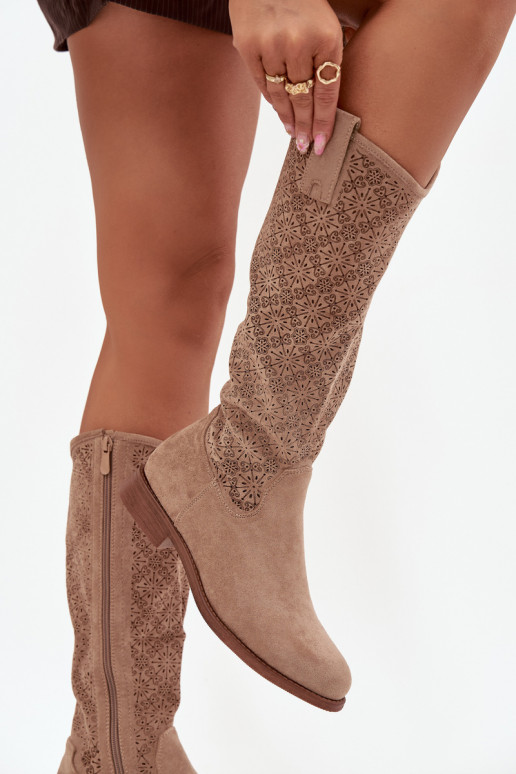 dameslaarzen met elementen van opengeInerkt met brede hakken S.Barski HY52-534 beige dameslaarzen met elementen van opengeInerkt met brede hakken S.Barski HY52-534 beige