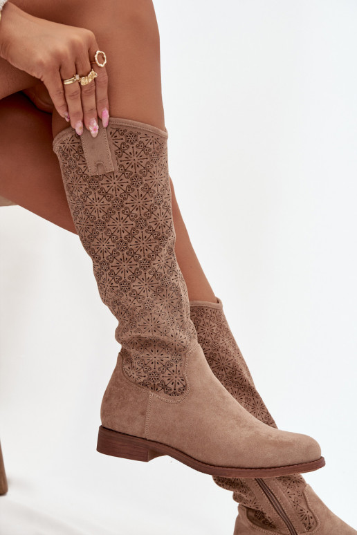 dameslaarzen met elementen van opengeInerkt met brede hakken S.Barski HY52-534 beige dameslaarzen met elementen van opengeInerkt met brede hakken S.Barski HY52-534 beige