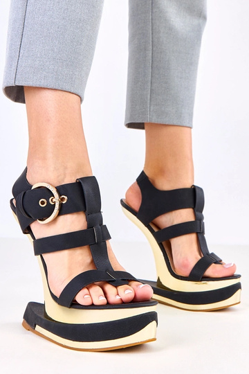 Zwarte sandalen op...