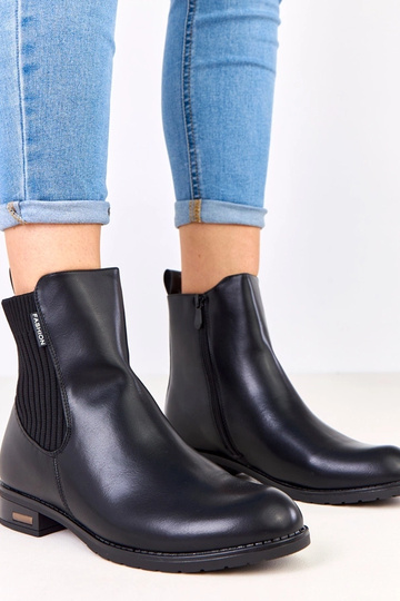 Zwarte enkellaarsjes op...