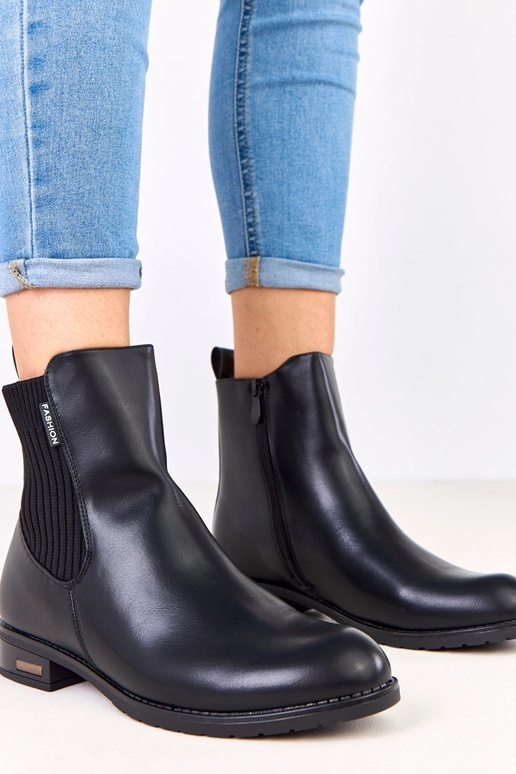 Zwarte enkellaarsjes op platte zool...