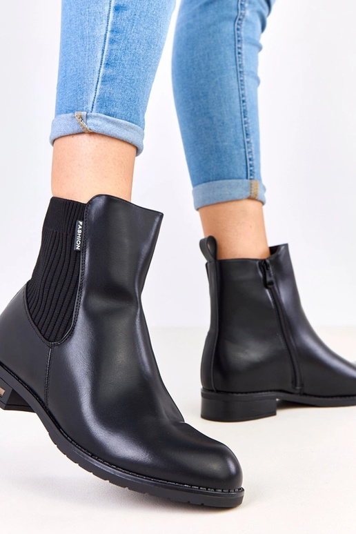 Zwarte enkellaarsjes op platte zool...