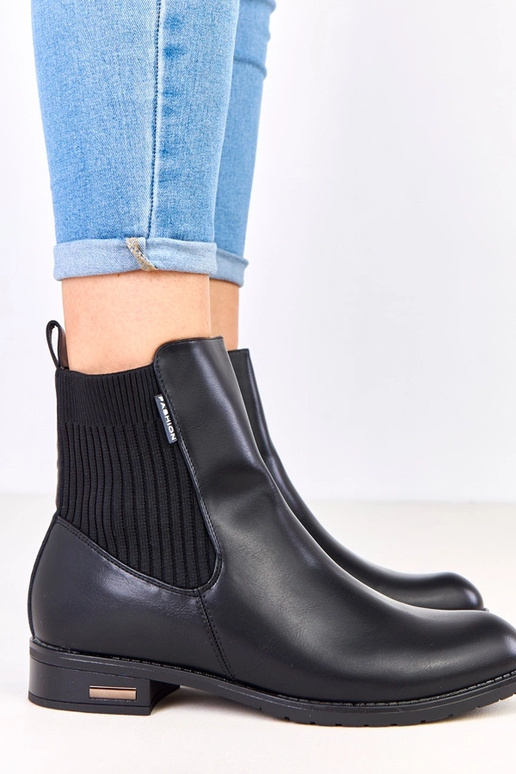 Zwarte enkellaarsjes op platte zool...