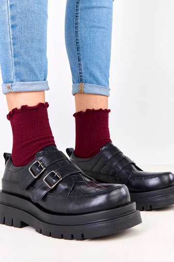 Zwarte enkellaarsjes op...