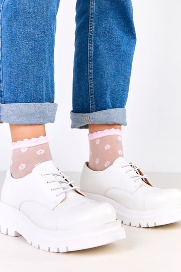 Witte enkellaarsjes op grof...