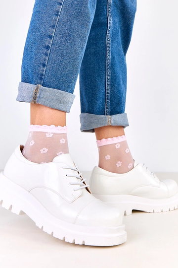 Witte enkellaarsjes op grof... 2