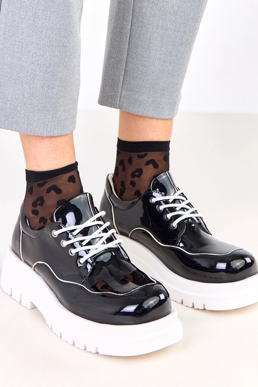 Zwarte halfhoge schoenen op een...