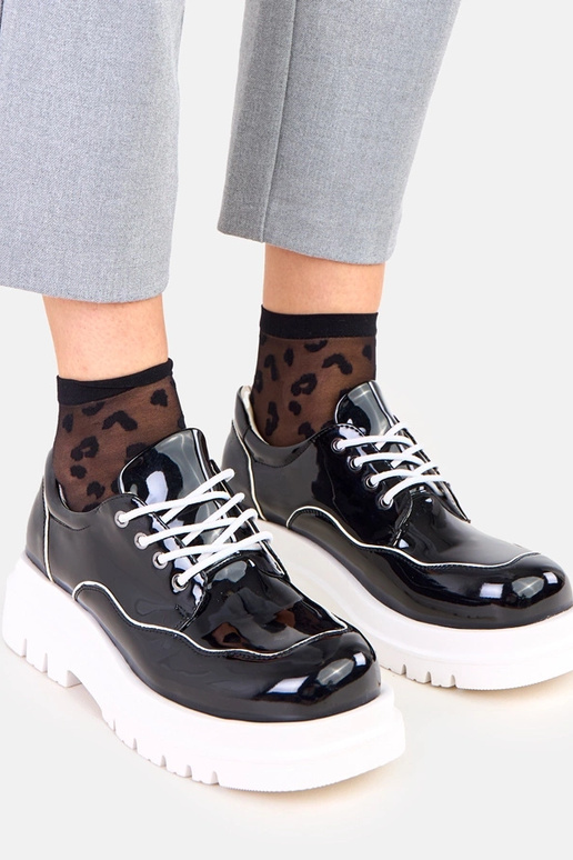 Zwarte halfhoge schoenen op een...