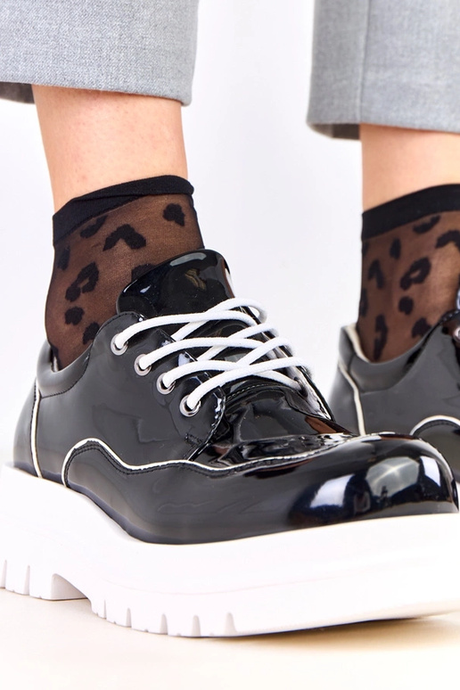 Zwarte halfhoge schoenen op een...